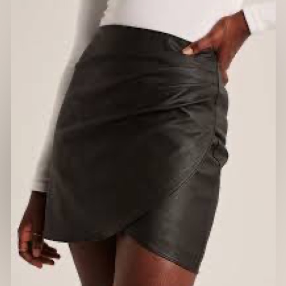 Abercrombie and Fitch faux leather wrap skirt - Picture 2 of 6